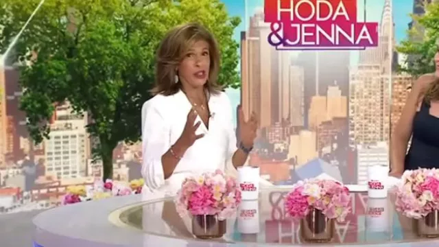 Cinq A Sept Khloe Ruched Sleeve Blazer porté par Hoda Kotb comme vu dans Aujourd’hui avec Hoda & Jenna le 14 août 2023