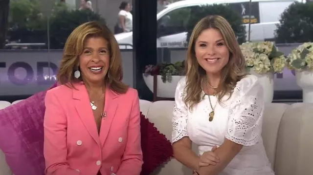 Blazer crossover argenté porté par Hoda Kotb comme vu dans Aujourd’hui avec Hoda & Jenna le 15 août 2023