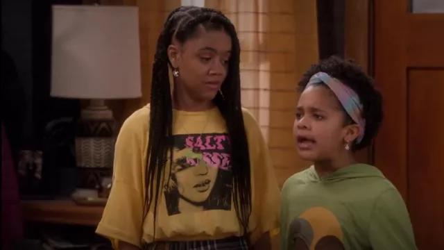 Guess Share Salty Kisses Graphic Cropped T-Shirt In Yellow worn by Aaliyah Upshaw (Khali Spraggins) as seen in The Upshaws (S03E05)
