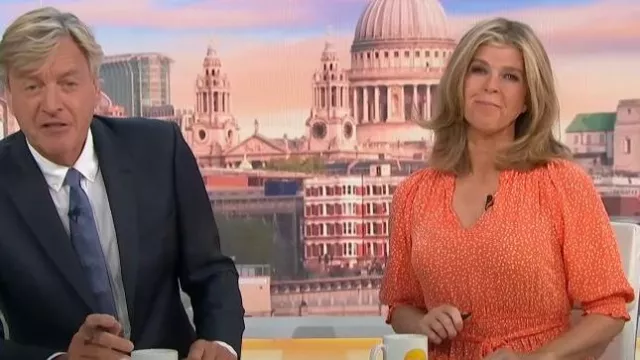 Robe midi imprimée Marks & spencer portée par Kate Garraway vue dans Good Morning Britain le 14 août 2023