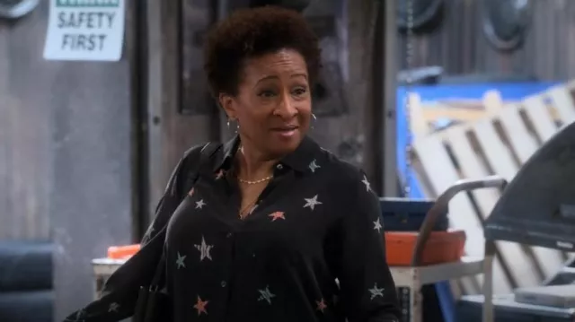 Rails Kate Star Shirt usada por Lucretia Turner (Wanda Sykes) como se ve en The Upshaws (S03E06)