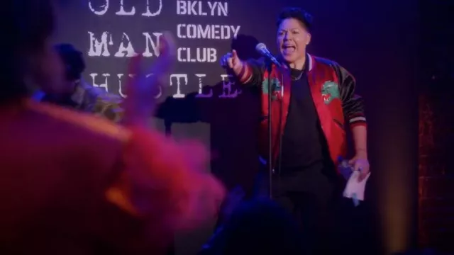 Chaqueta de acetato reversible Gucci usada por Che Díaz (Sara Ramírez) como se ve en And Just Like That... (S02E10)