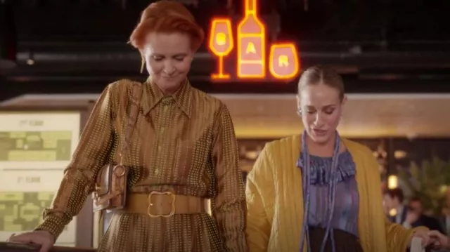Christopher John Rogers Chemise en satin brodée à manches longues portée par Miranda Hobbes (Cynthia Nixon) comme on le voit dans And Just Like That... (S02E10)