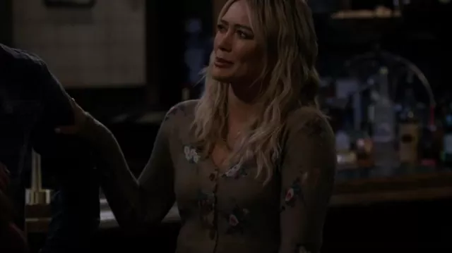 R13 Bébé Cardigan floral en cachemire porté par Sophie (Hilary Duff) comme on le voit dans How I Met Your Father (S02E20)