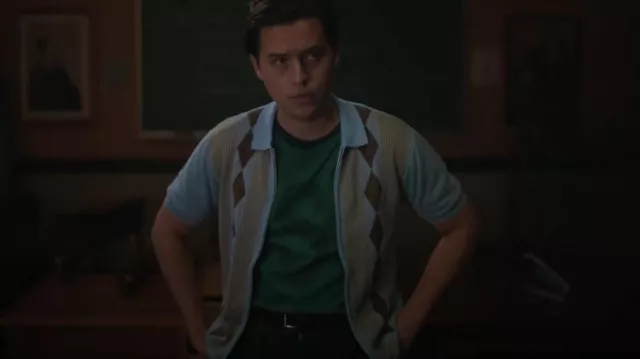 Beams Plus Blue Zip Polo usado por Jughead Jones (Cole Sprouse) como se ve en Riverdale (S07E19)