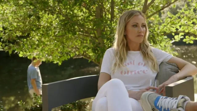 Ban.do Camiseta clásica fuera de la oficina usada por Stephanie Hollman como se ve en The Real Housewives of Dallas (S05E03)