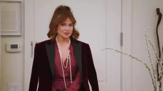 Chaqueta de terciopelo de un botón Saint Laurent en Burdeos usada por Brynn Whitfield como se ve en The Real Housewives of New York City (S14E05)