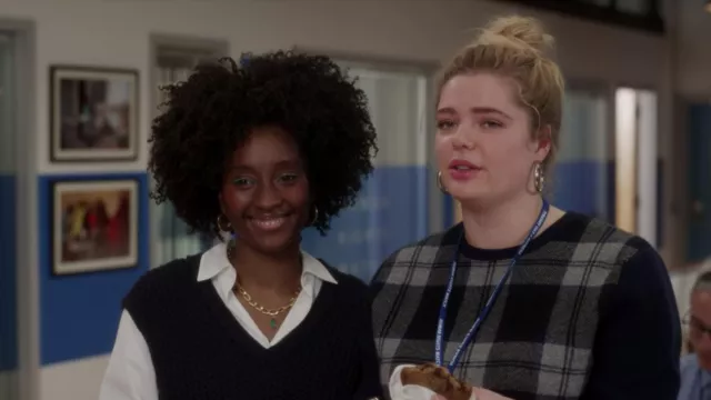 Chain Necklace with emerald stone pendant worn by Deirdre (Courtnee Carter) in And Just Like That… (S02E08)