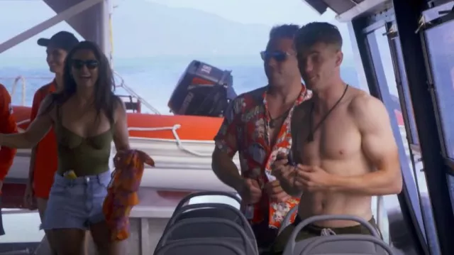 Abrand Jeans A High Re­laxed worn by Aesha Scott as seen in Below Deck Down Under (S02E11)