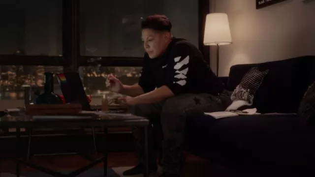 Amiri Star Sweatpant porté par Che Diaz (Sara Ramirez) comme on le voit dans And Just Like That... (S02E10)