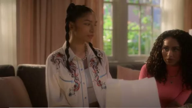 Chemise western brodée à boutons-pression à la fleur de scully portée par Zaara (Tara Raani) comme on le voit dans grown-ish (S06E09)