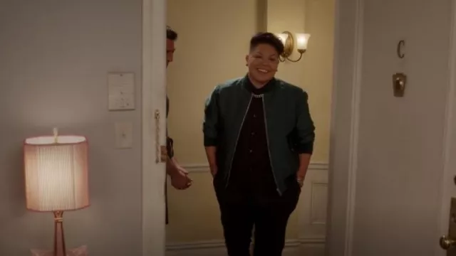 Gucci Reversible Quilted Satin Jacket porté par Che Diaz (Sara Ramirez) comme on le voit dans And Just Like That... (S02E11)