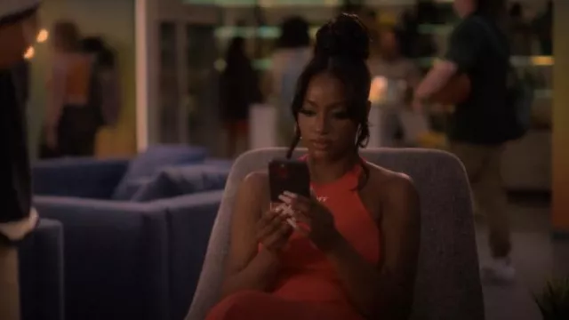Maxi vestido rojo roto usado por Annika Longstreet (Justine Skye) como se ve en adulto (S06E09)