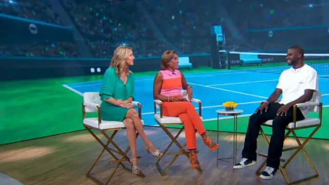 Jimmy Choo Lang Sandale à strappe brevetée portée par Robin Roberts vue dans Good Morning America le 24 août 2023