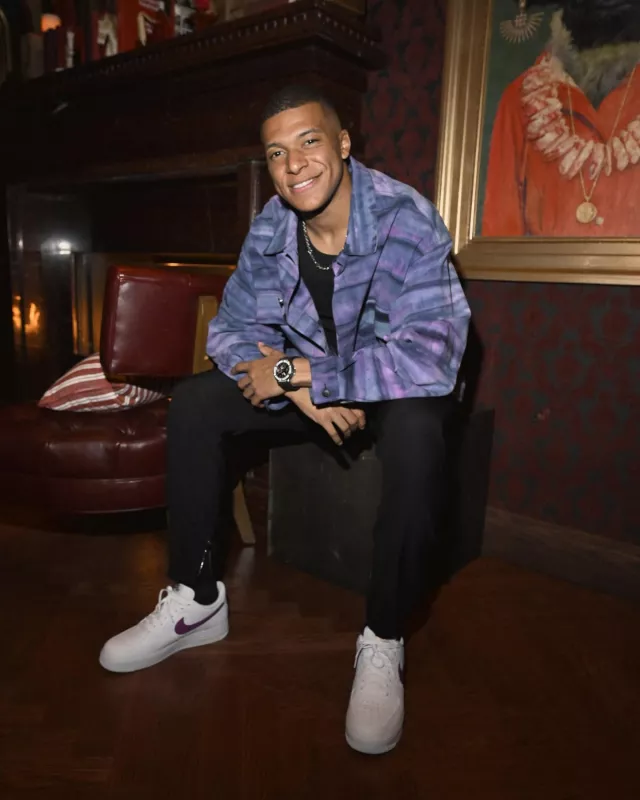 Reloj Hublot Stainless Steel & Black Big Bang usado por Kylian Mbappé en la cuenta de Instagram @k.mbappe