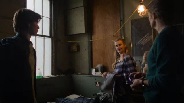 Chemise à carreaux à carreaux à col V Como Vintage Hem portée par Sam Browne (Claire Danes) vue dans Full Circle (S01E06)