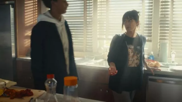 Sudadera con capucha con cremallera de cachemira usada por Shira Bolitar (Constance Zimmer) como se ve en Harlan Coben's Shelter (S01E01)