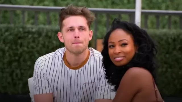 Fashion Nova Slug Thug Tee à manches courtes - Blanc/Noir porté par Antonio Matte comme on le voit dans The Ultimatum: Marry or Move On (S02E01)
