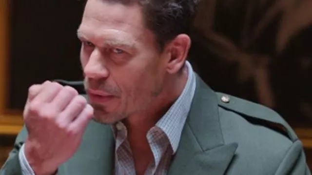 Veste verte militaire portée par Ron (John Cena) dans Vacation Friends 2