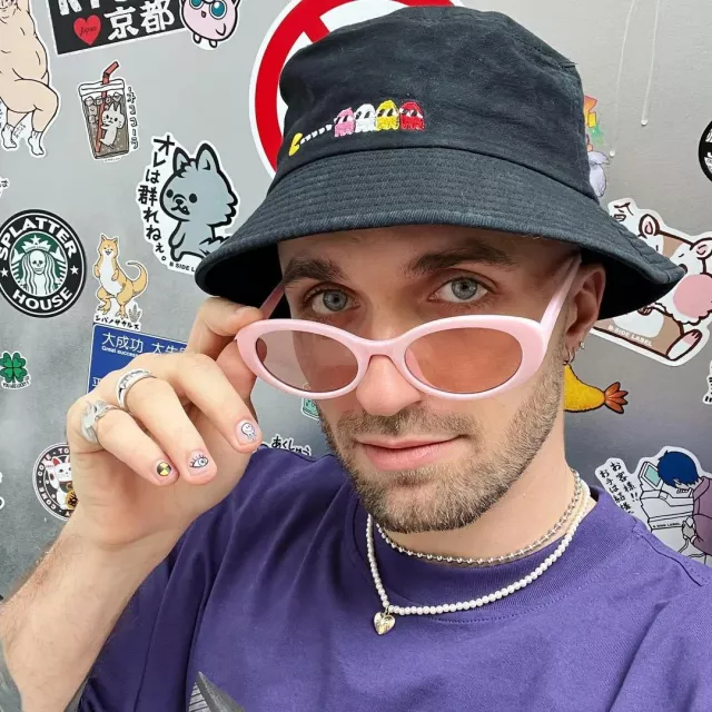 La bague bouche dent de vampire portée par Squeezie sur son compte Instagram @xsqueezie