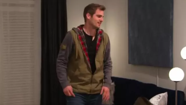Marmot Zip Jack­et used by Alex Chapman as seen in The Ultimatum: Marry or Move On (S02E06)