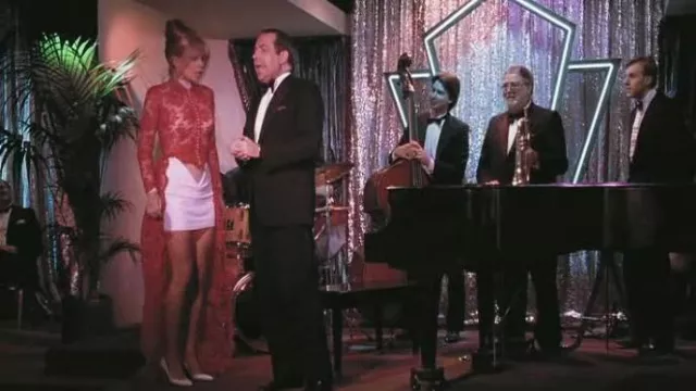 Chemisier rouge boutonné porté par Holli Would (Kim Basinger) dans Cool World