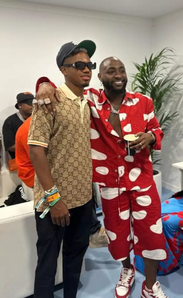 Louis Vuitton Red & White Strap LV Trainer Sneakers portés par Davido sur son compte Instagram @davido