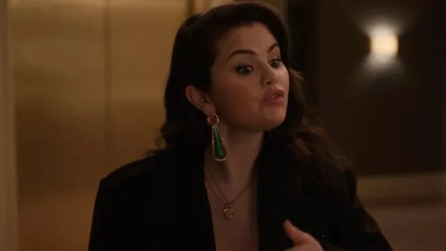 Pendientes de resina de Zara usados por Mabel Mora (Selena Gomez) como se ve en Only Murders in the Building (S03E05)