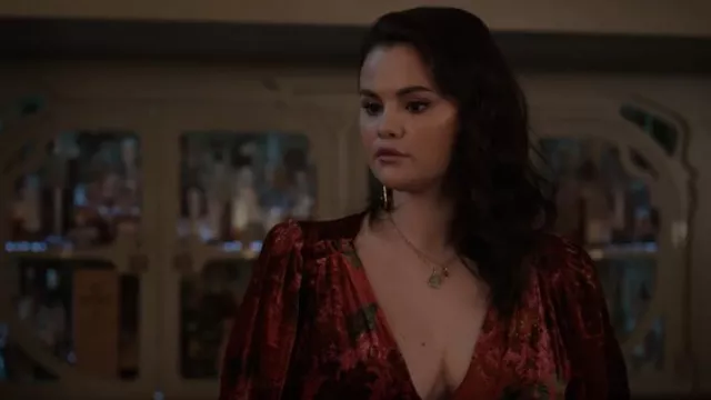 Collier initial de souci Rellery porté par Mabel Mora (Selena Gomez) comme on le voit dans Only Murders in the Building (S03E05)