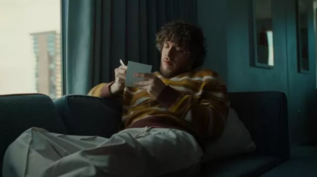 The Elder Statesman Brown & Yellow Striped Sweater usado por Jack Harlow en Denver [Official Music Video]