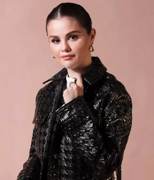 Lilysilk Cropped Spun Silk Strip Sweater usado por Selena Gomez en Audacy Studios Post el 30 de agosto de 2023