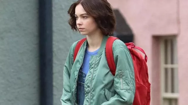 Le bomber porté par Emma Myers interprète de Pip Fitz-Amobi dans la série A Good Girl's Guide to Murder sur le tournage de la saison 1