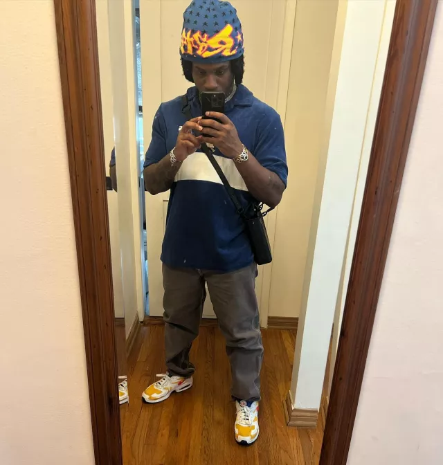 Carhartt Navy & White Stripe Terry Polo usado por Denzel Curry en su cuenta de Instagram @denzelcurryph