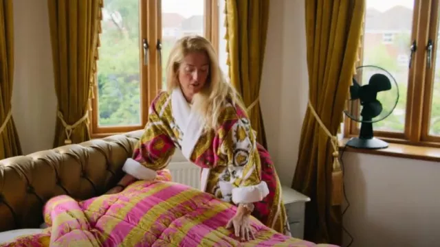 Robe de bain en coton à imprimé baroque Versace portée par Paris Fury comme on le voit dans At Home with the Furys (S01E01)