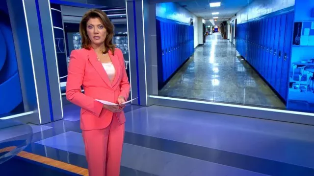 Alexander McQueen High-Waisted Tailored Trousers in Coral worn by Norah O'Donnell as seen in CBS Evening News on August 29, 2023