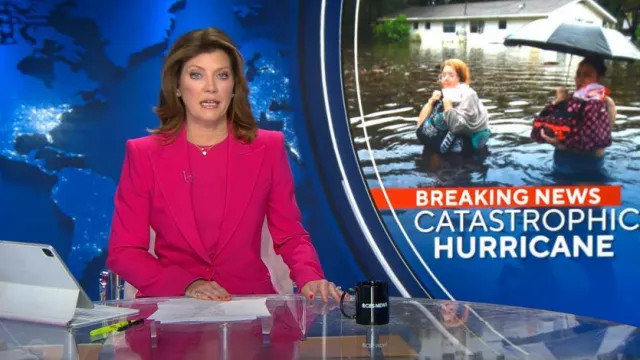 Michael Kors Georgina Blazer à poitrine unique porté par Norah O’Donnell vu dans CBS Evening News le 30 août 2023