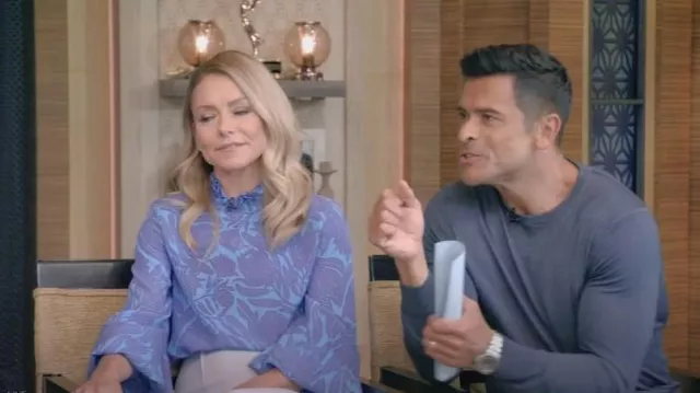 Pink House Mustique Silk Kelly Blouse portée par Kelly Ripa comme vu dans LIVE avec Kelly et Mark le 28 août 2023