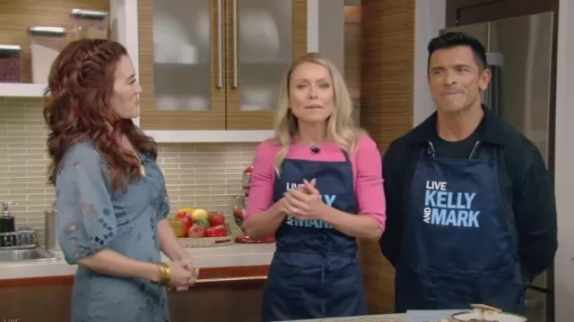 Robe chèvrefeuille Rebecca Taylor portée par Amy Goodman comme on le voit en LIVE avec Kelly et Mark le 30 août 2023