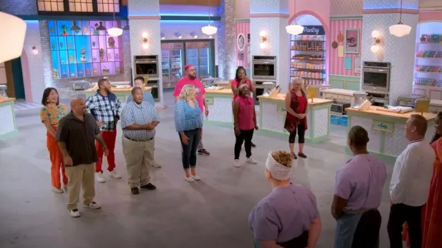 Shein Car­toon Graph­ic Lapel Col­lar Crop Blouse worn by Georgina Chiou as seen in The Big Nailed It Baking Challenge (S01E01)