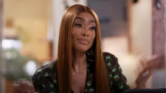 Robe enveloppante imprimée Zara portée par Tami Roman comme on le voit dans Caught in the Act: Unfaithful (S02E06)