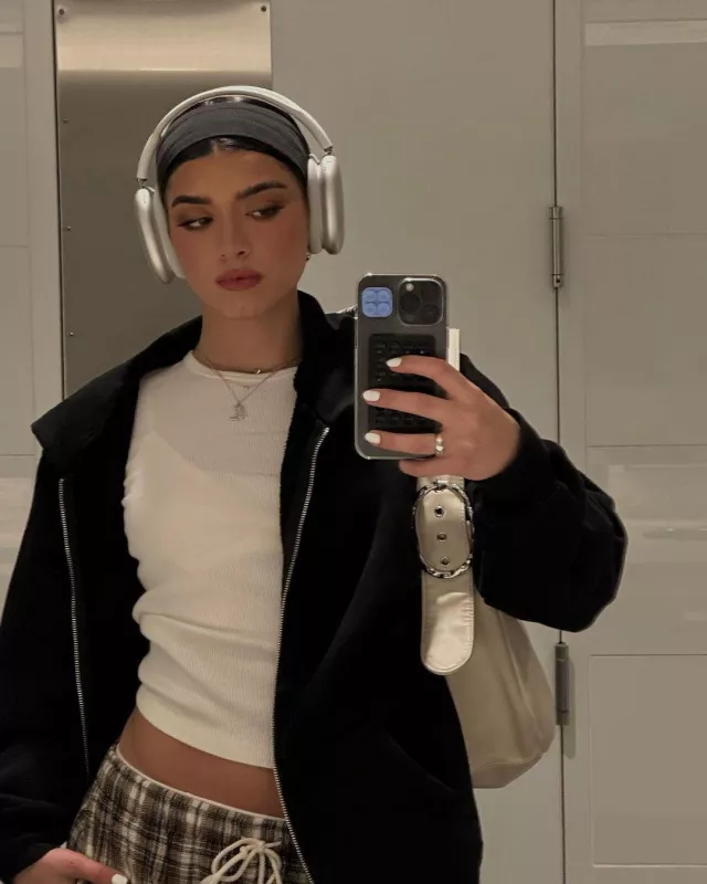 Apple Airpods Max in Silver used by Dixie D'Amelio on her Instagram on September 3, 2023