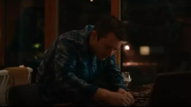 Desmond & Dempsey Pock­et Print­ed Linen Pa­ja­ma Set worn by Walter (Elijah Wood) as seen in Yellowjackets (S02E08)