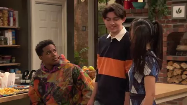 Chemise de rugby H&M décontractée portée par Neil (Felix Avitia) vue dans Raven’s Home (S06E16)