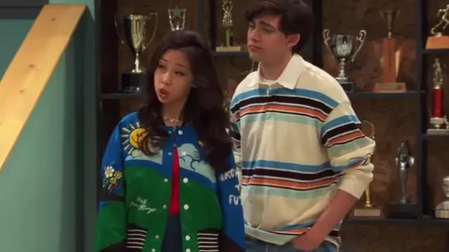 Compra Akira Always and Forever Bomber Jacket usada por Ivy (Emmy Liu-wang) como se ve en Raven's Home (S06E17)