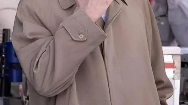 Manteau de tranchée gris porté par Bradley Cooper interprétant Leonard Bernstein sur le tournage du film Maestro