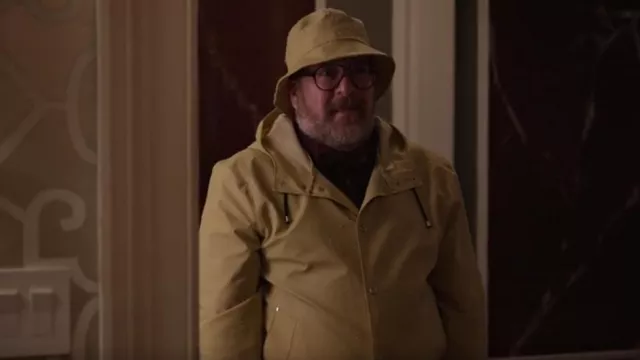 Stutterheim Stockholm Imperméable dans le sable porté par Howard Morris (Michael Cyril Creighton) vu dans Only Murders in the Building (S03E06)