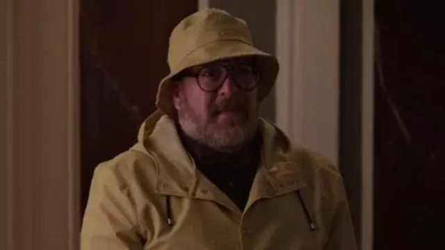 Seau imperméable Stutterheim porté par Howard Morris (Michael Cyril Creighton) vu dans Only Murders in the Building (S03E06)