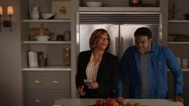 L'agence Cham­ber­lain Blaz­er worn by Danner (Tiffany Haddish) as seen in The Afterparty (S02E10)