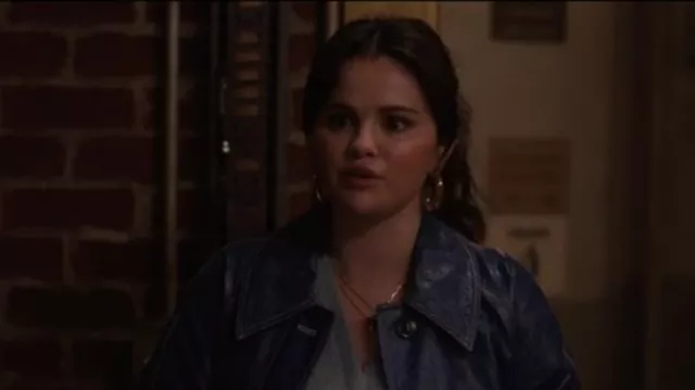 Boucles d’oreilles Paco Rabanne Link Hoop portées par Mabel Mora (Selena Gomez) dans Only Murders in the Building (S03E06)
