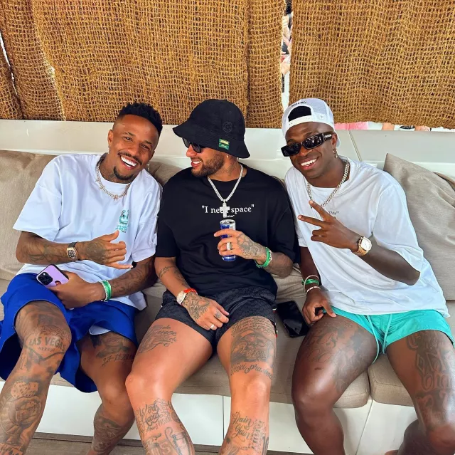 Off White Black I Need Space T-Shirt worn by Neymar on his Instagram account @neymarjr